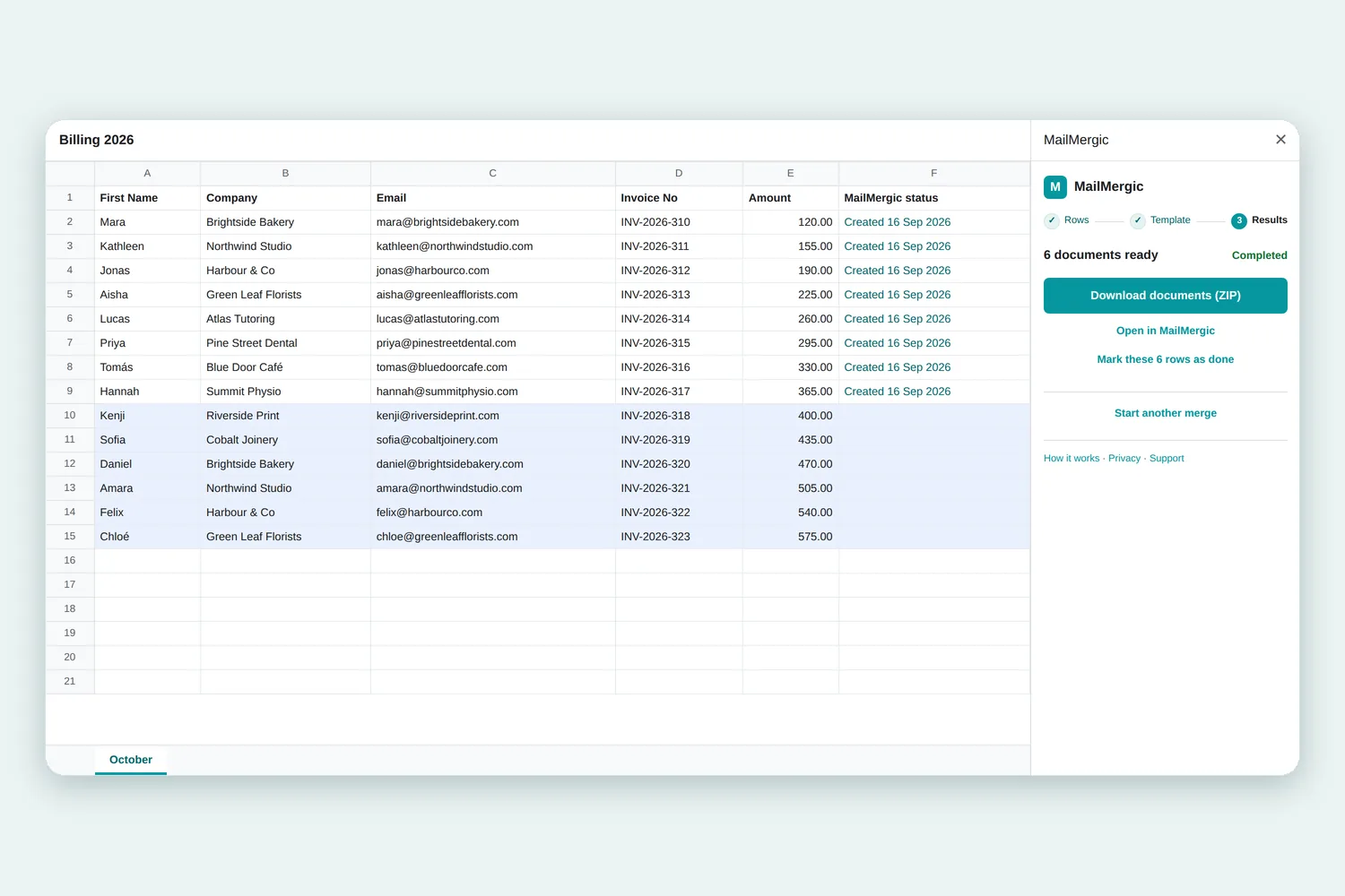Die MailMergic-Seitenleiste neben einer Rechnungstabelle in Google Sheets, im Schritt Results mit einer Schaltfläche zum Herunterladen der Dokumente und einem Link, um die Zeilen als erledigt zu markieren