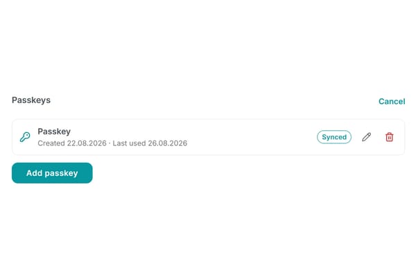 Der Bereich Passkeys in den MailMergic-Kontoeinstellungen neben dem Button Mit Passkey anmelden auf der Anmeldeseite