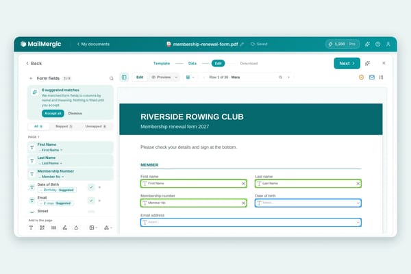 Der MailMergic Editor mit einem ausfüllbaren PDF-Formular, der Liste der Formularfelder mit einem Hinweis auf Vorschläge und den Schaltflächen Alle übernehmen und Schließen sowie ausgefüllten Feldern auf der Seite, die ihre Spalte anzeigen
