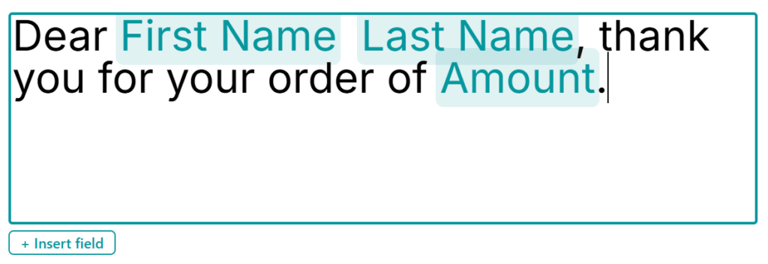 Un marcador de posición en modo de edición que muestra «Estimado/a {{First Name}} {{Last Name}}, gracias por su pedido de {{Amount}}.» con los campos de combinación resaltados como etiquetas de colores